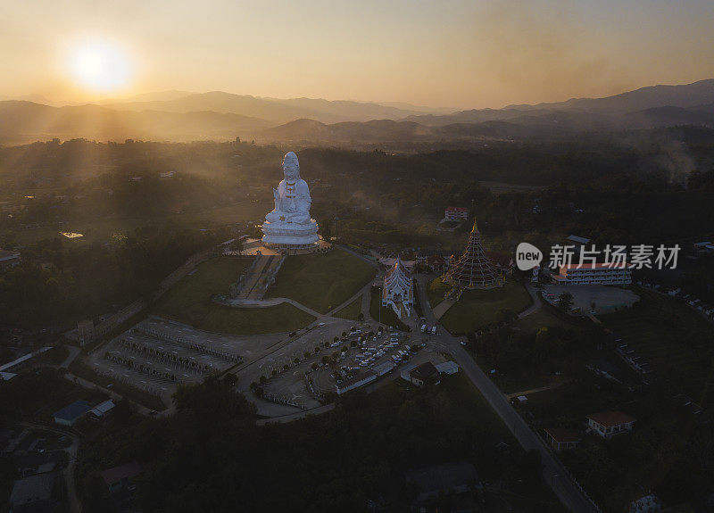鸟瞰图(无人机拍摄)Wat Huay Pla Kang是一个寺庙包含一个大佛像，泰国清莱。